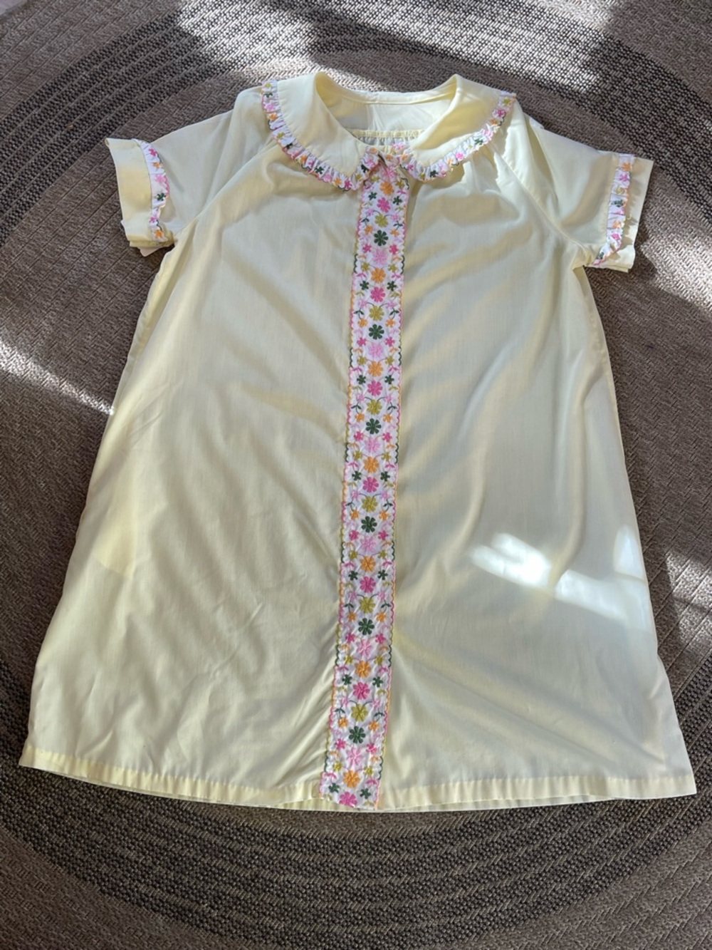 1960s vintage Light yellow snap front house dress with floral embroidery trim - Picture 9 of 12